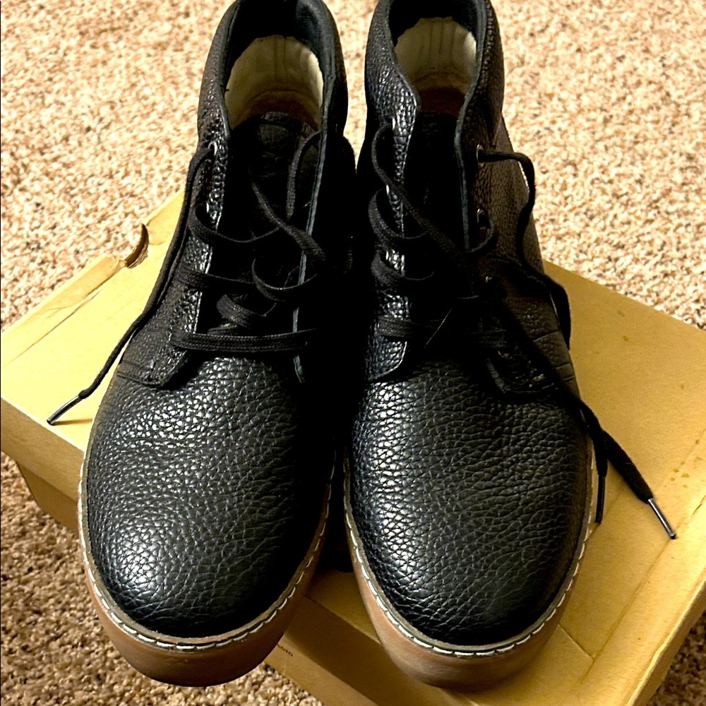 These are brown boot UGGS gently new with the box Men Size 11